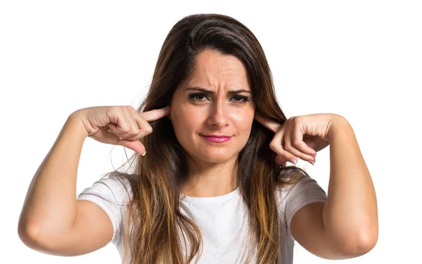 Junges hübsches Mädchen bedeckt ihre Ohren — Stockfoto