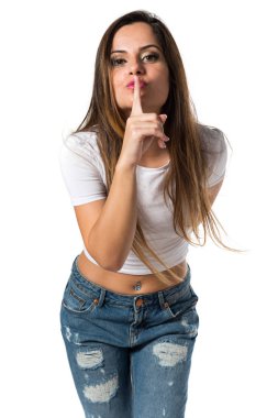 Genç güzel kız sessizlik jest yapma