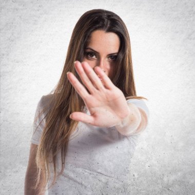 Genç güzel kız dur işareti yapmak