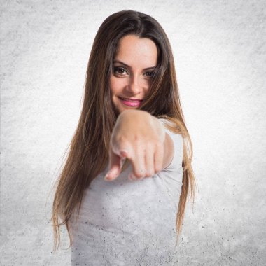 Genç güzel kız öne işaret