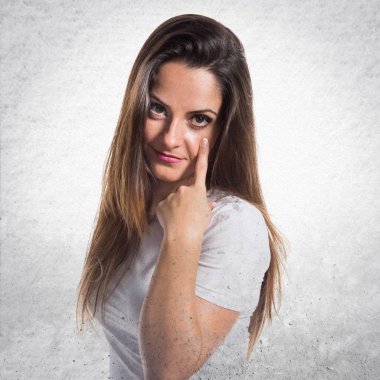 bir şey gösteren genç güzel kız