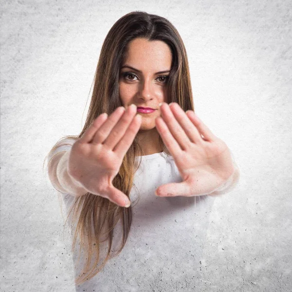 Joven chica bonita haciendo señal de stop —  Fotos de Stock