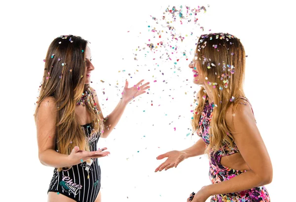 Gelukkig jonge meisjes met confetti in een partij — Stockfoto