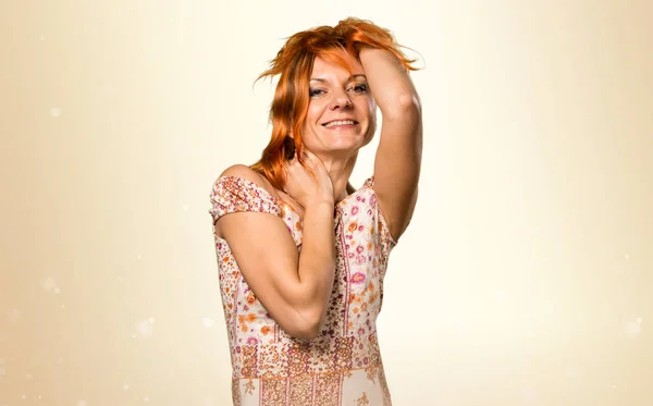 Mujer bonita con pelo naranja sobre fondo ocre — Foto de Stock