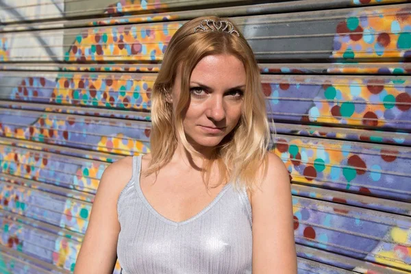 Hübsche blonde Frau auf der Straße — Stockfoto