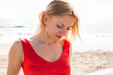 Kırmızılı plaj güzel sarışın kadınla