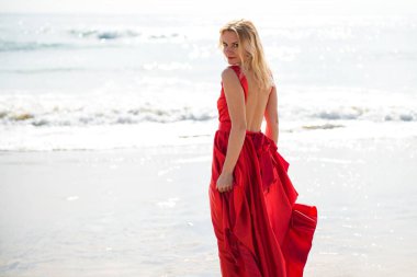 Kırmızılı plaj güzel sarışın kadınla