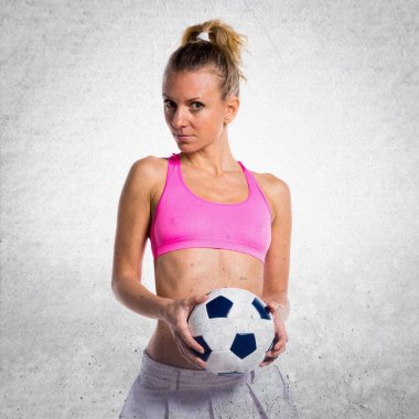 Güzel kız futbol oyuncu dokulu arka plan üzerinde