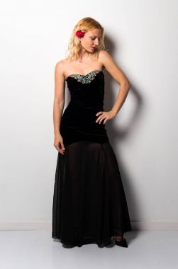 kadının kafasındaki çiçek