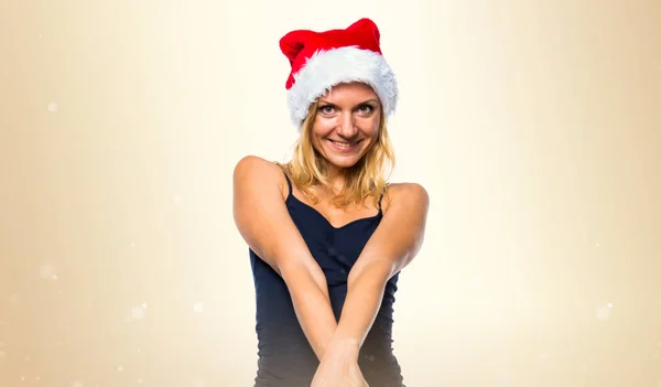Szexi szőke nő karácsonyi custome okker háttér — Stock Fotó