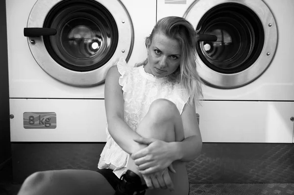 Blonde žena v prádelně — Stock fotografie