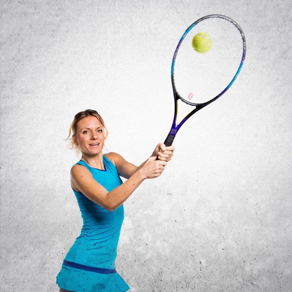 Kobieta blonde, grając w tenisa na teksturowanej tło — Zdjęcie stockowe