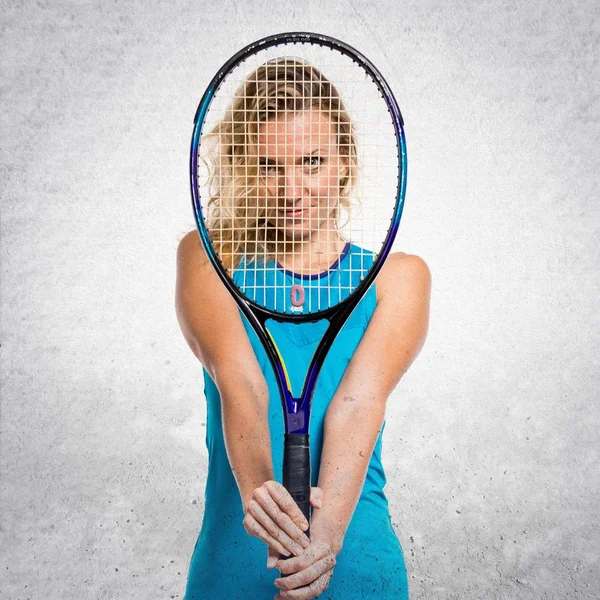 Блондинка играет в теннис на текстурированном фоне — стоковое фото