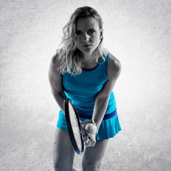 Блондинка играет в теннис на текстурированном фоне — стоковое фото