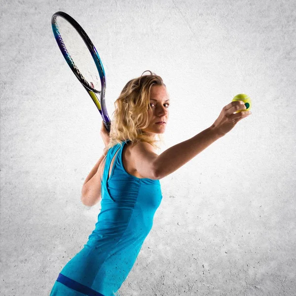 Sarışın kadın tenis dokulu arka plan üzerinde oynamak — Stok fotoğraf