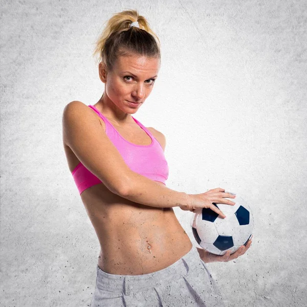 Menina bonita jogador de futebol no fundo texturizado — Fotografia de Stock