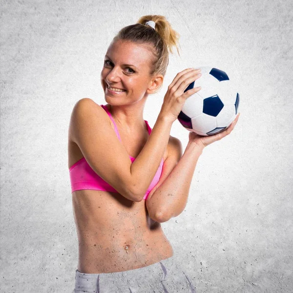 織り目加工の背景に美しい少女フットボール選手 — ストック写真