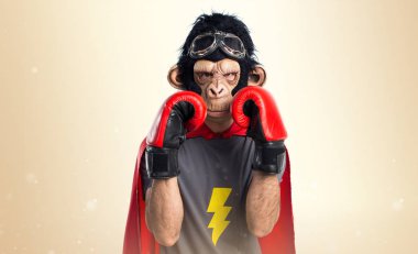 Süper kahraman maymun adam koyu sarı zemin üzerine boks eldivenli