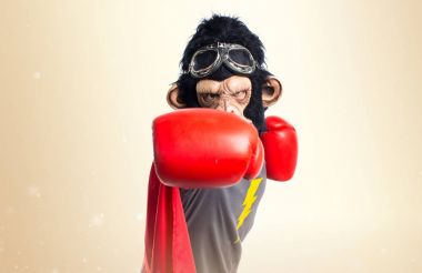 Süper kahraman maymun adam koyu sarı arka plan üzerinde uçan