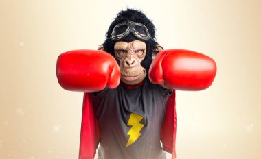 Süper kahraman maymun adam koyu sarı arka plan üzerinde uçan