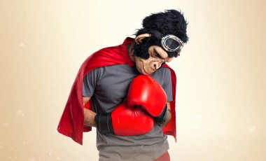 Süper kahraman maymun adam koyu sarı zemin üzerine