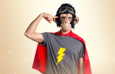 Süper kahraman maymun adam deli hareketi üzerinde koyu sarı arka plan yapma