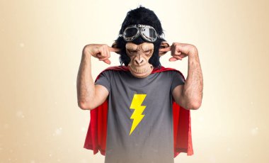 Süper kahraman maymun adam kulakları koyu sarı zemin üzerine kaplama