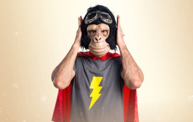 Süper kahraman maymun adam kulakları koyu sarı zemin üzerine kaplama