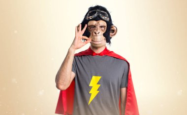 Süper kahraman maymun adam yapma sessizlik jest koyu sarı zemin üzerine