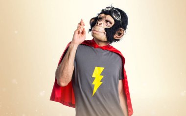 Süper kahraman maymun adam parmaklarıyla okra backgrou geçiş