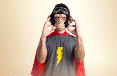 Süper kahraman maymun adam Tamam koyu sarı zemin üzerine kayıt yapma