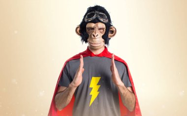 Bir şey Koyu sarı arka plan üzerinde tutan süper kahraman maymun adam