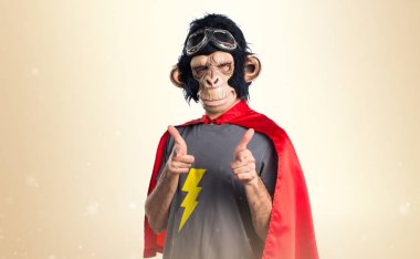 Süper kahraman maymun adam açık koyu sarı zemin üzerine işaret