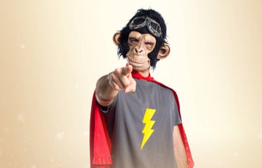 Süper kahraman maymun adam açık koyu sarı zemin üzerine işaret