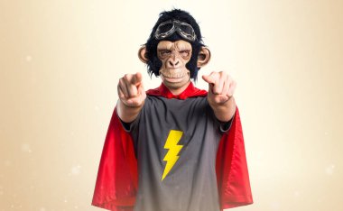 Süper kahraman maymun adam açık koyu sarı zemin üzerine işaret