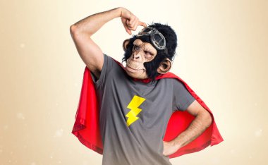 Süper kahraman maymun adam koyu sarı zemin üzerine şüpheleri