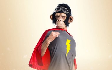 Maymun adam koyu sarı zemin üzerine kendisiyle gurur