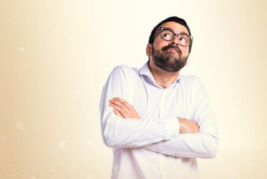 Koyu sarı zemin üzerine şüpheleri gözlüklü yakışıklı adam