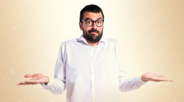 Koyu sarı zemin üzerine şüpheleri gözlüklü yakışıklı adam