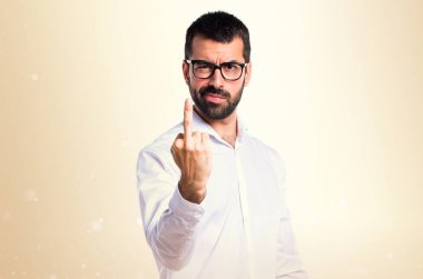 Boynuz üzerinde koyu sarı adam jest yapma gözlüklü yakışıklı adam