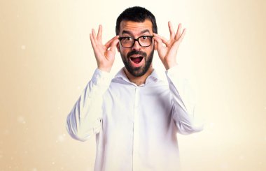 Bir şey Koyu sarı arka plan üzerinde gösterilen gözlüklü yakışıklı adam