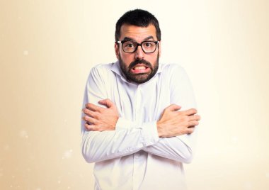 Gözlüklü koyu sarı zemin üzerine buz gibi yakışıklı adam