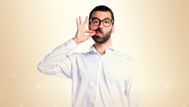 Yakışıklı adamla yapım sessizlik jest okra backgr gözlük