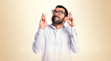 Parmaklarıyla okra bac üzerinde geçiş gözlüklü yakışıklı adam