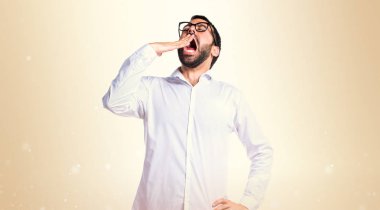 Koyu sarı zemin üzerine esneme gözlüklü yakışıklı adam