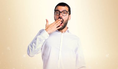 Yakışıklı adam gözlüklü okra backgr sürpriz jest yapıyor