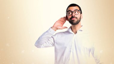 Bir şey Koyu sarı adam üzerinde dinleme gözlüklü yakışıklı adam