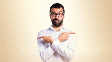 Gözlüklü şüpheleri laterallerin işaret eden yakışıklı adam