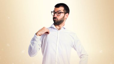 Adam koyu sarı zemin üzerine kendisiyle gurur