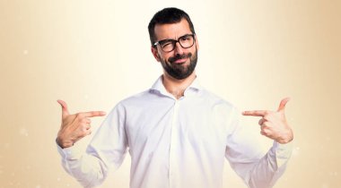 Adam koyu sarı zemin üzerine kendisiyle gurur